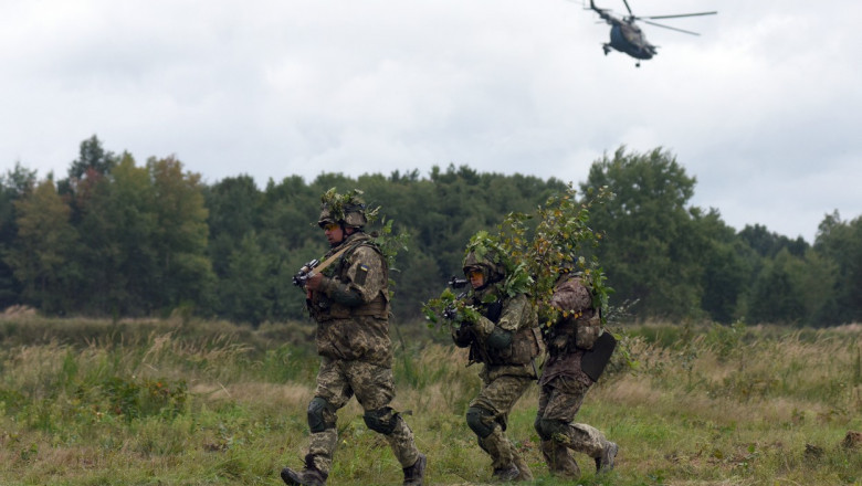Militari ucraineni într-un exercițiu.