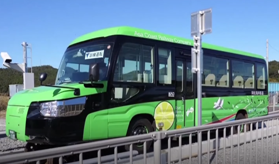 Japonia a construit primul vehicul dual pentru transportul pasagerilor. Poate fi şi autobuz şi tren