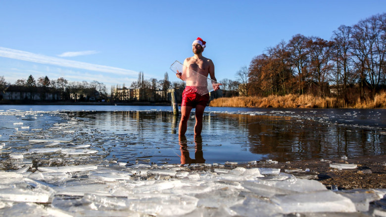 Înot în apele înghețate din Berlin, în ziua de Crăciun
