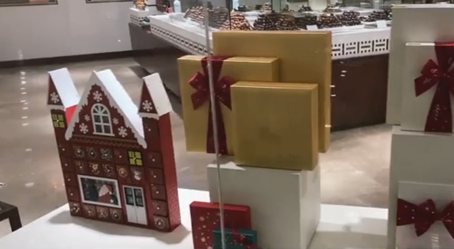 "Așa ceva nu vedeai acum câțiva ani". Vitrine ornate spectaculos și magazine pline de cadouri de Crăciun, în cea mai strictă țară arabă