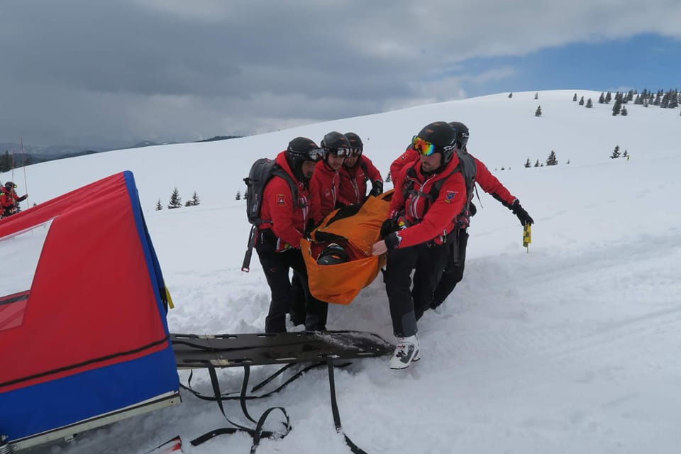 40 de oameni au rămas blocați pe munte ori s-au accidentat pe pârtie, în 24 de ore. Salvamontist: Echipamentul nu te face și alpinist