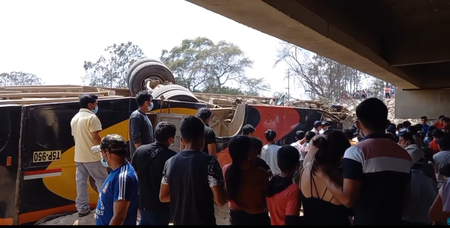 Un om a murit și 20 au fost răniți după ce un autobuz a căzut de pe un pod în Peru
