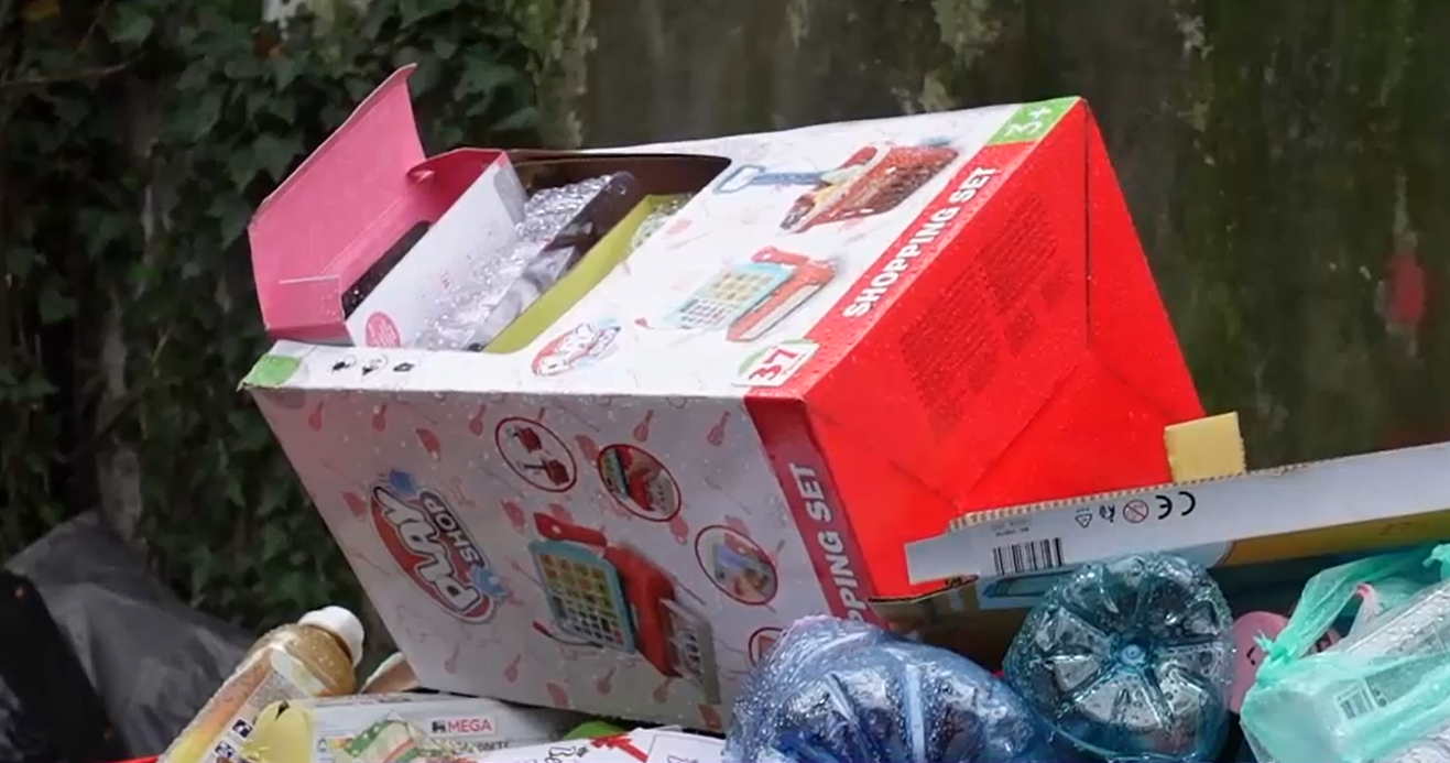 Săptămâna în care se aruncă gunoi cât într-o lună. Tomberoanele s-au umplut cu ambalaje de cadouri și mâncare aruncată