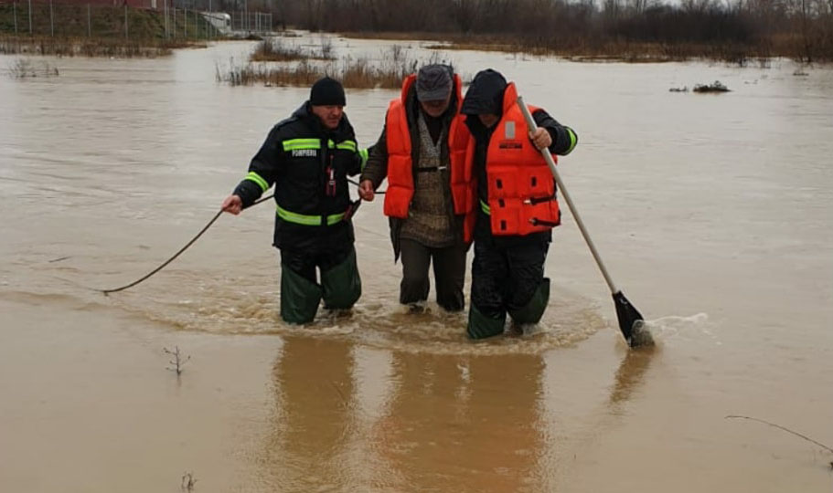 Noi avertizări de vreme rea. Cod portocaliu de inundații în Arad, cod galben în alte 5 județe