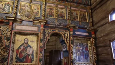 Interior dintr-o biserică de lemn din Maramureș.