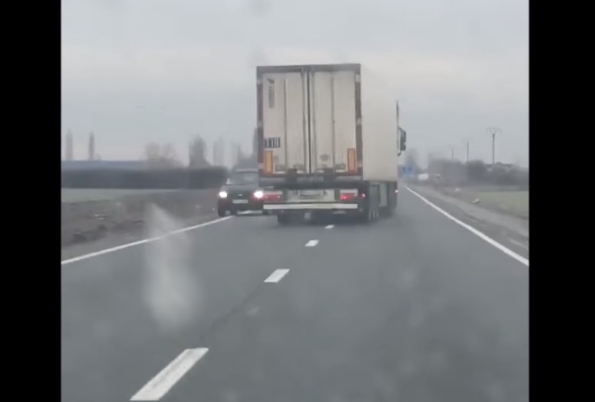 VIDEO. Aproape de tragedie: Șofer de TIR din Belarus, rupt de beat pe un drum din România. A fost oprit de alți conducători auto