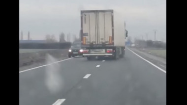 TIR care circulă haotic pe un drum din România.