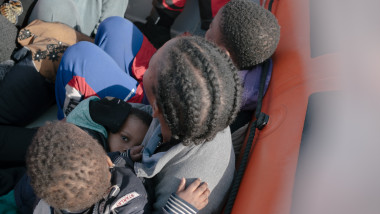 copil migranti africa marea meditarana barca