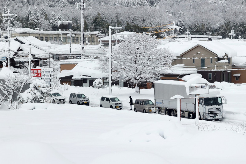 Traficul a fost perturbat din cauza căderilor masive de zăpadă, în mai multe zone din Japonia.