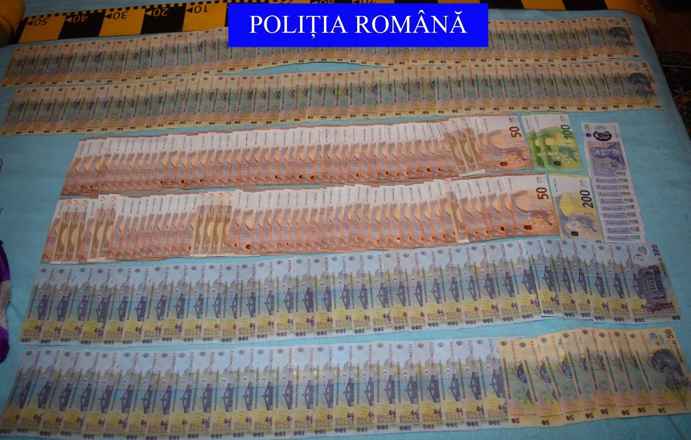 Percheziții la zeci de suspecți de cămătărie. Polițiștii au găsit teancuri de bani, lei, euro și lire sterline, dar și bijuterii