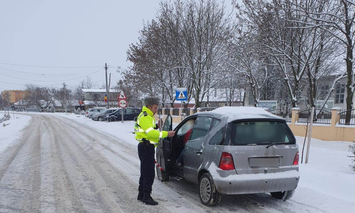 Tânăr de 16 ani prins conducând o mașină cu 7 pasageri, în Iași. L-a dat jos de la volan pe șofer pentru că nu-i plăcea cum conduce