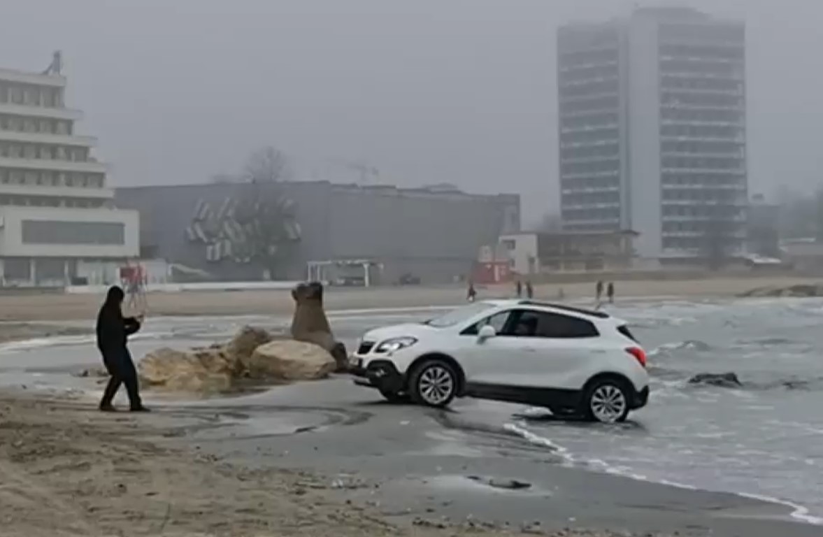 VIDEO. Incident la malul mării în Mamaia. O mașină a salvamarilor s-a împotmolit în apa mării