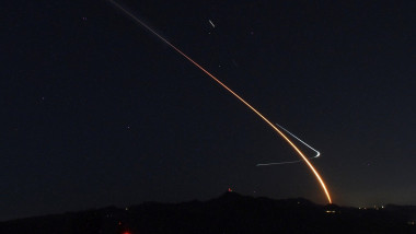 traiectorie luminoasa noaptea a unei rachete falcon9 care lanseaza sateliti starlink