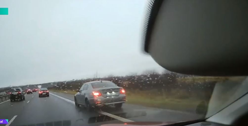 Momentul în care un șofer depășește pe banda de urgență și taie calea unei alte mașini, surprins pe A1 de o cameră de bord