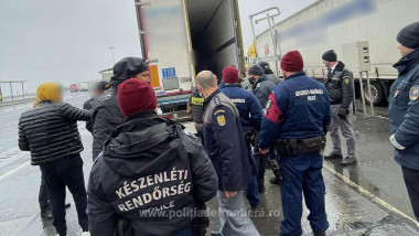 Polițiști de frontieră descoperă migranți ascunși în TIR