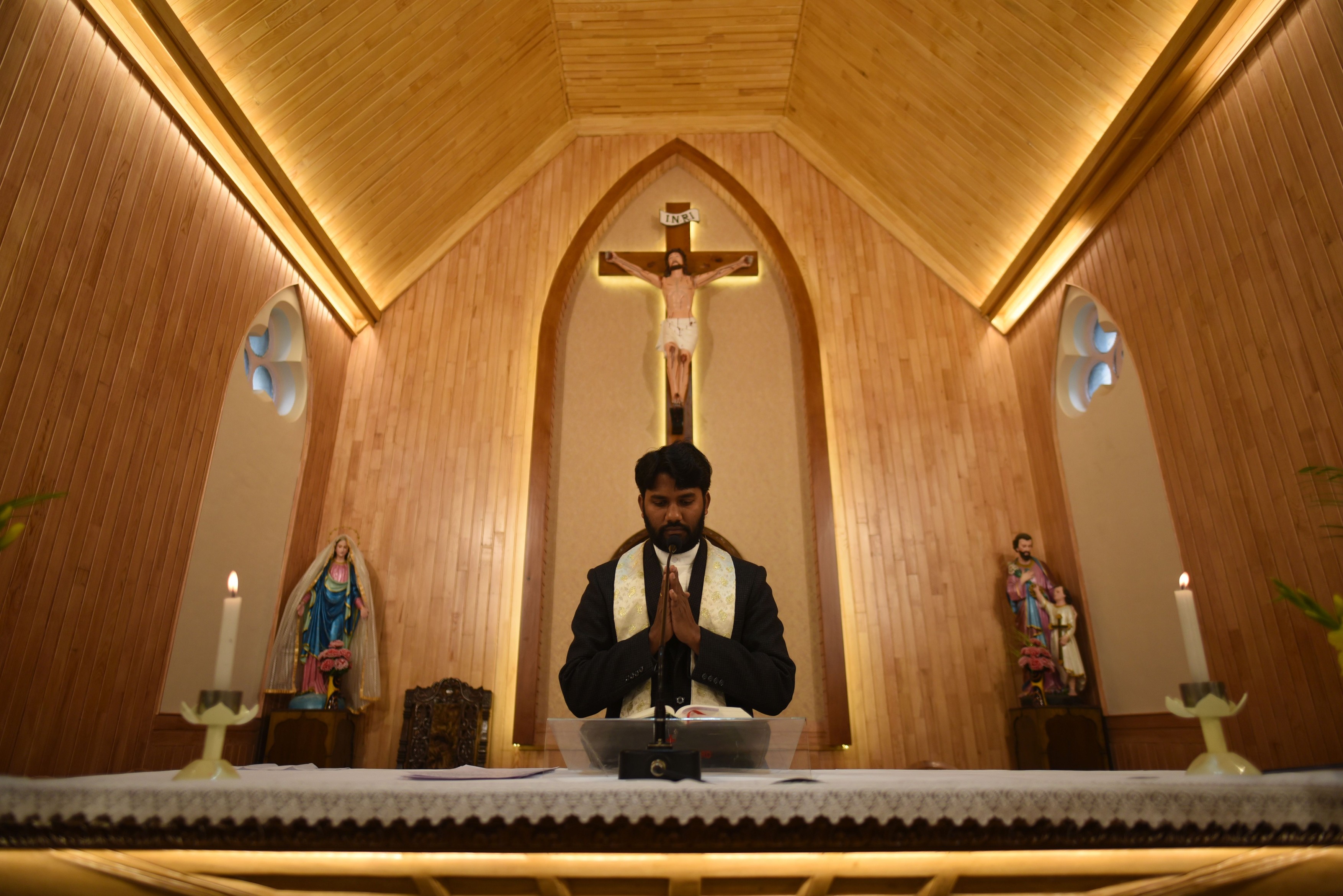 Statui cu Isus sparte, decorațiuni de Crăciun arse, slujbe ținute în secret. Creștinii din India, atacați de extrema dreaptă hindusă