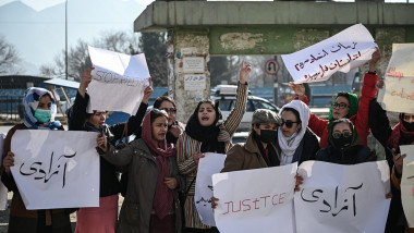 Zeci de femei au manifestat pentru respectarea drepturilor lor de către talibani.