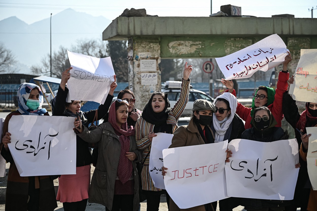 Zeci de femei afgane au protestat la Kabul și au cerut respectarea drepturilor: „Spuneţi talibanilor să stopeze crimele”