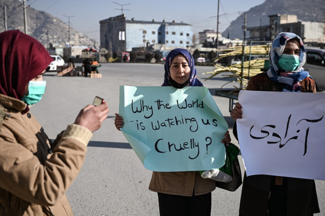 Zeci de femei au manifestat pentru respectarea drepturilor lor de către talibani.