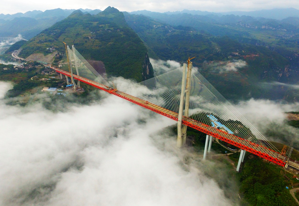 În doar 3 ani, China a construit un pod de înălțimea unei clădiri cu 200 de etaje. Cât a costat structura gigantică