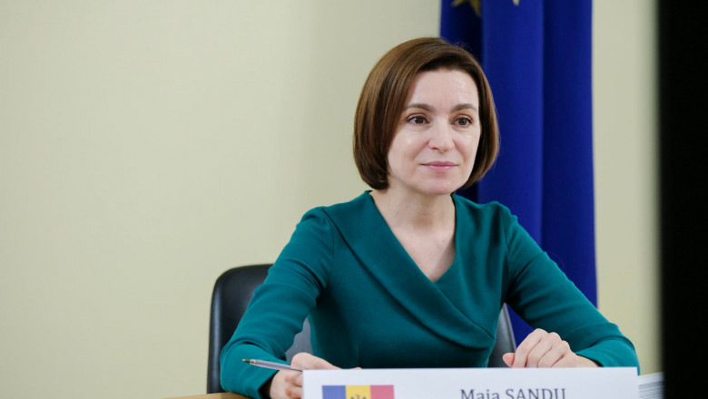 maia sandu la o masa in spatele careia se vede steagul ue