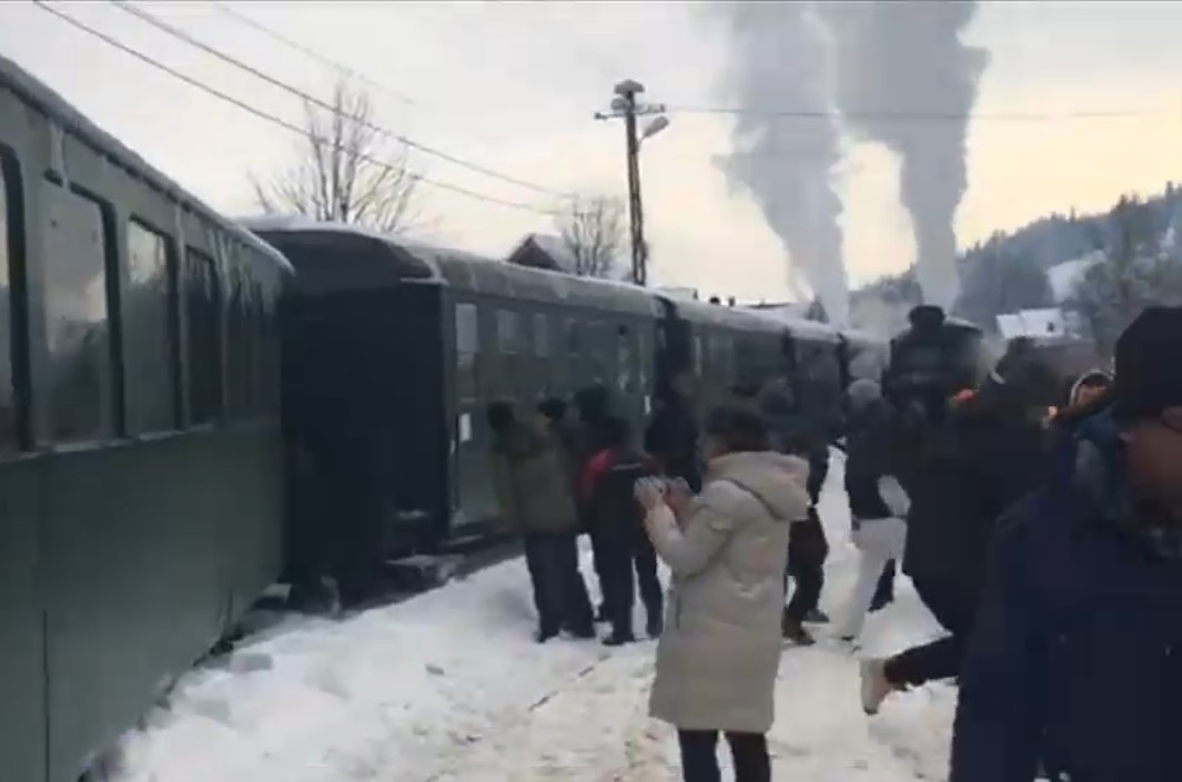 VIDEO. Incident în Moldovița: Mocănița Huțulca a deraiat