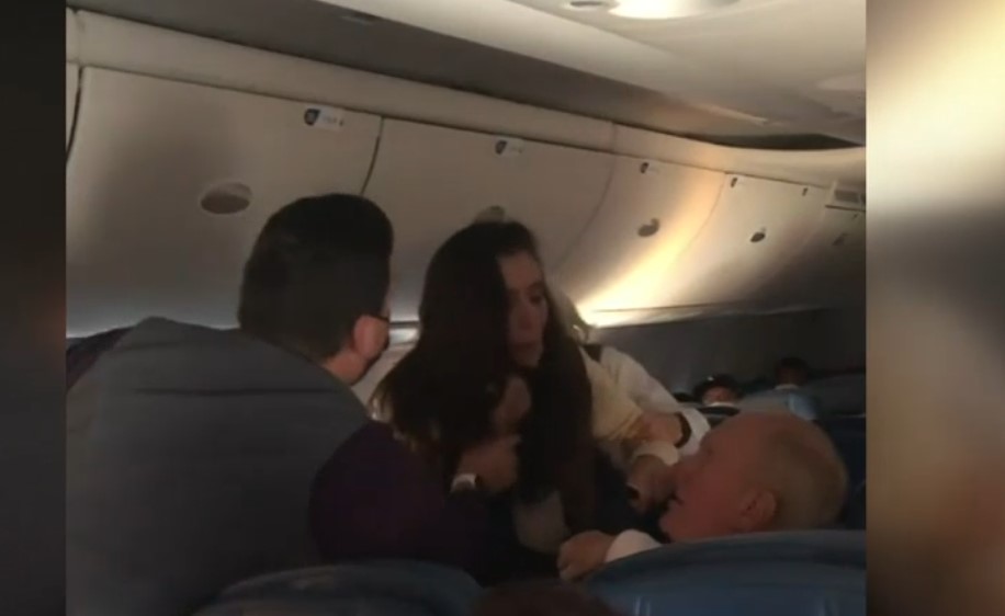 VIDEO. Bătaie în avion din cauza lipsei măștii de protecție. O femeie a fost arestată după ce a agresat un bătrân
