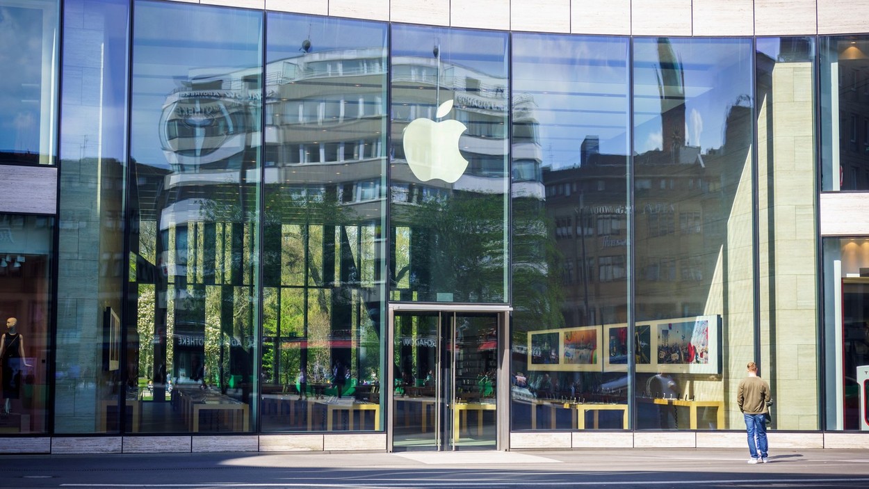 Apple oferă angajaților bonusuri de până la 180.000 de dolari pentru a-i convinge să nu plece la concurență