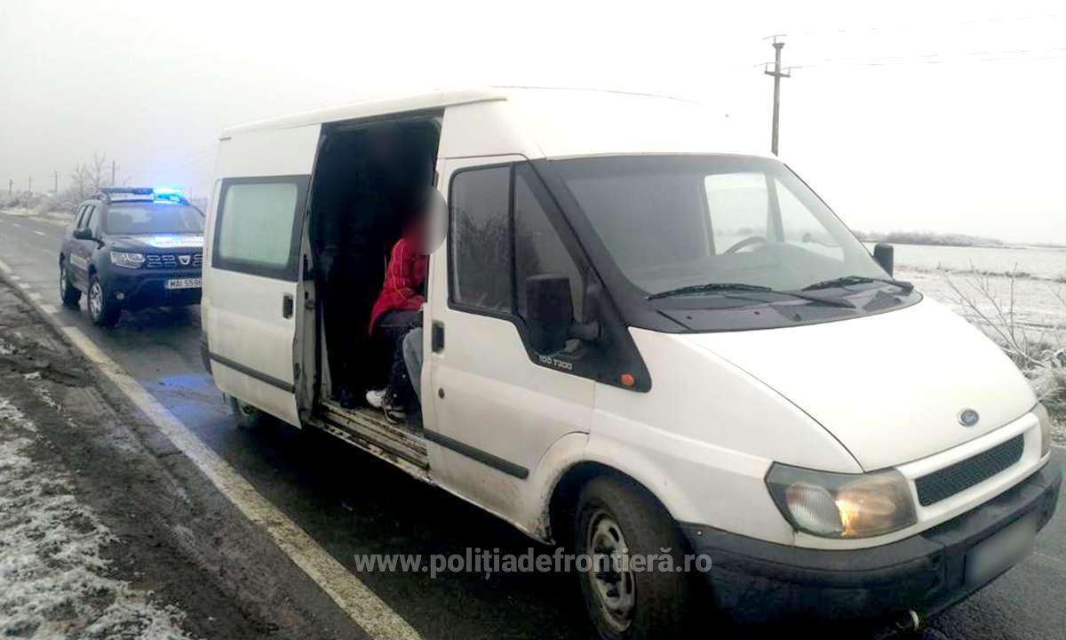 Un șofer clujean a fost prins că transporta 32 de migranți ilegali din India. Românul este cercetat pentru trafic de migranți