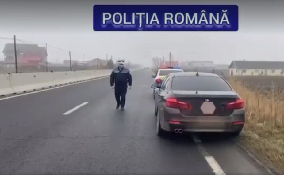 O șoferiță a anunțat la 112 că a fost amenințată cu un pistol în trafic. Ce au găsit polițiștii atunci când au oprit autoturismul