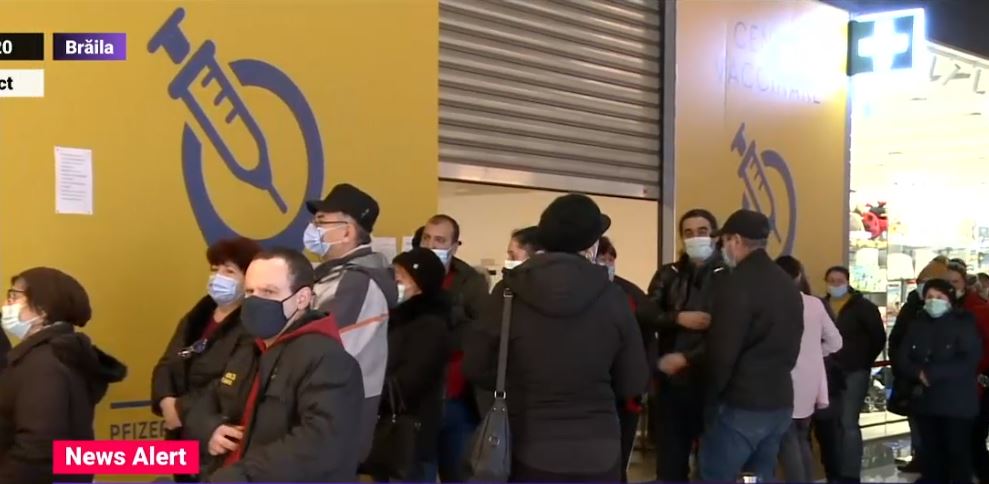 Coadă la vouchere, gol la vaccinare. Zeci de oameni stau ore bune la rând pentru a primi bonurile de masă de 100 de lei