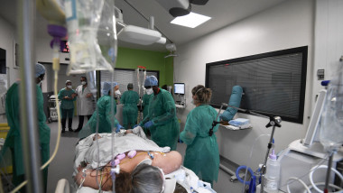 Pacient Covid într-un spital din Franța