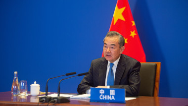 ministrul chinez de externe Wang Yi face o declaratie de presa cu steagul chiinei in spate