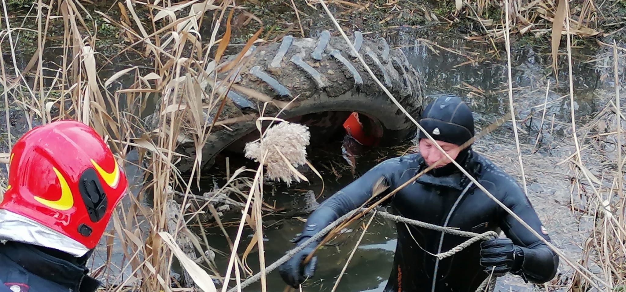 Un bărbat a murit după ce tractorul în care se afla s-a răsturnat într-un canal adânc de doi metri