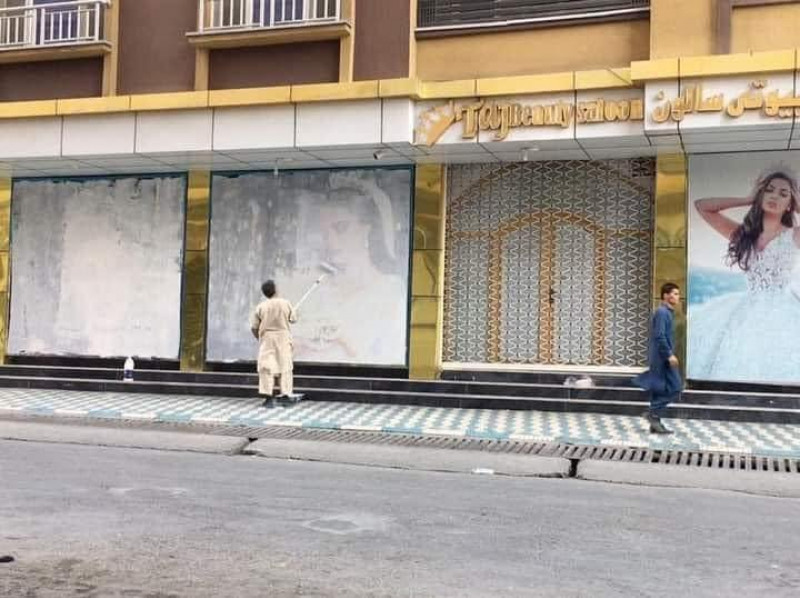 Talibanii elimină imaginile cu femei din magazine: Proprietarii de afaceri trebuie să respecte „valorile etice” în tipărirea reclamelor