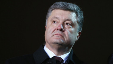 Petro Poroșenko se uită în depărtare.
