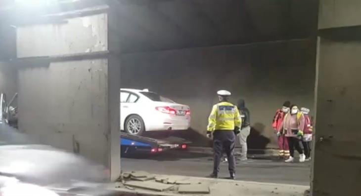 O mașină a izbit un TIR rămas blocat în Pasajul Unirii din București