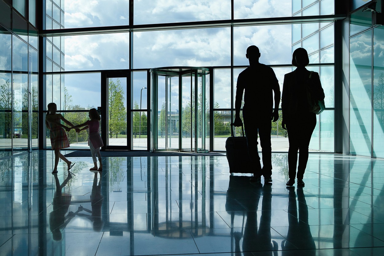 Românii își vând vacanțele planificate în Orientul Mijlociu sau își cer banii înapoi. „Ni s-au oferit trei variante”