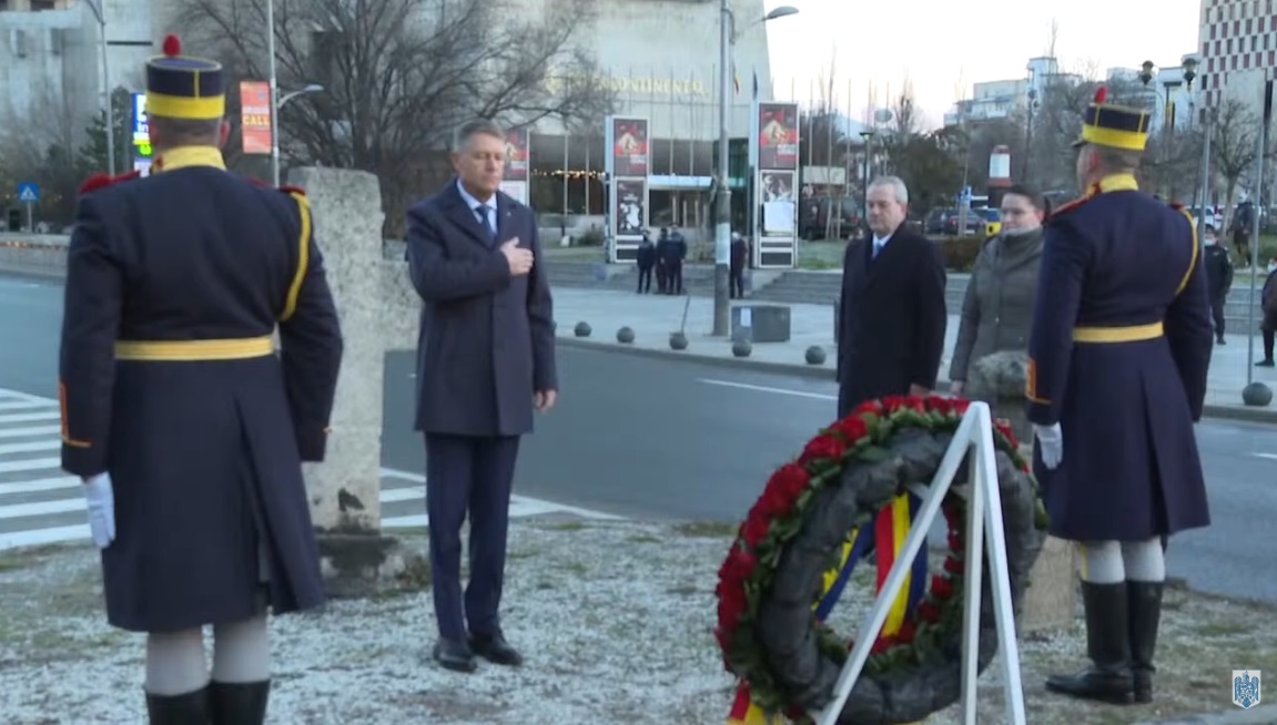 Klaus Iohannis a depus o coroană de flori în memoria victimelor Revoluţiei din 1989