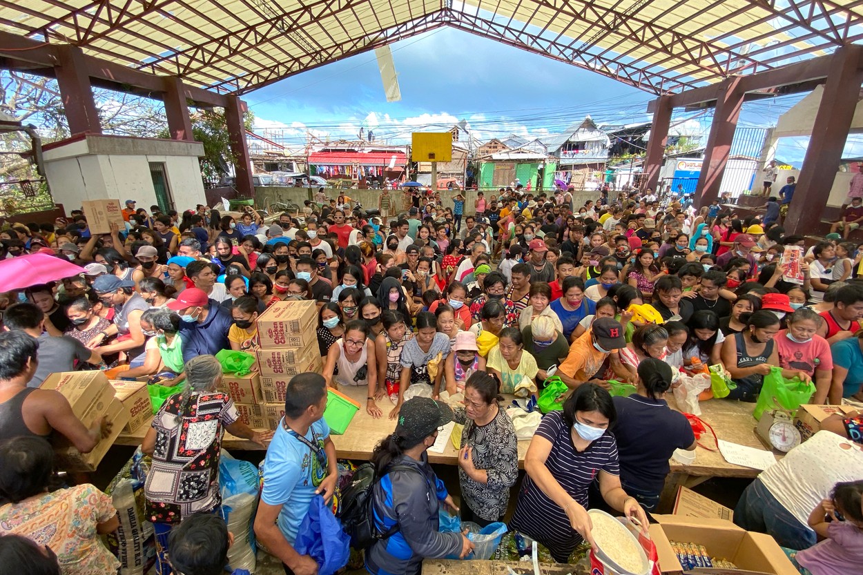 Supertaifunul din Filipine a făcut aproape 400 de morți. Supraviețuitorii sunt loviți de o nouă dramă: nu mai au nici apă, nici mâncare