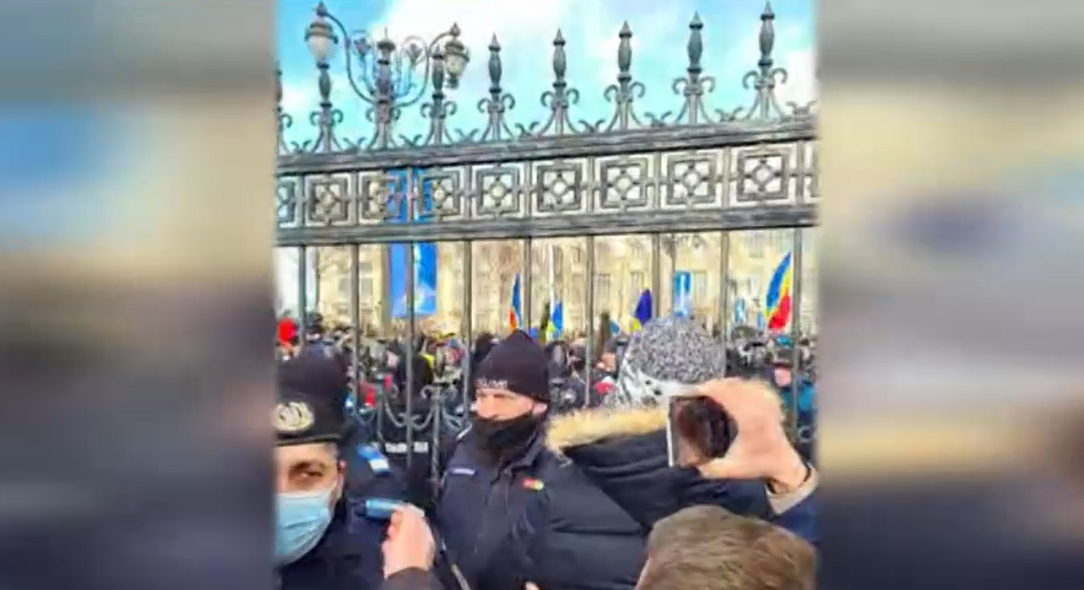 Protestatarii AUR au forțat intrarea în curtea Parlamentului și încearcă să intre în clădire. SPP a blocat intrările