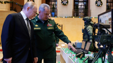 vladimir putin si serghei soigu la o expozitie militara