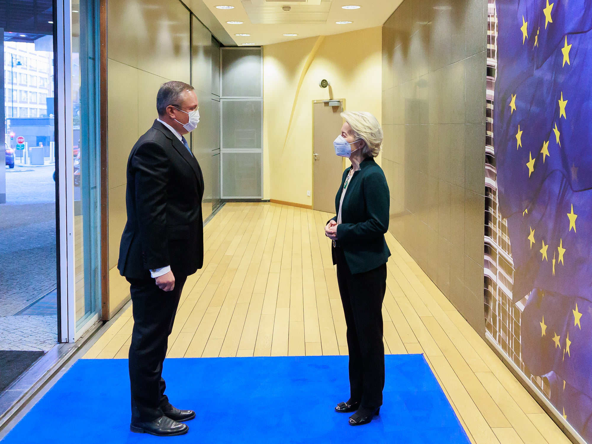 Nicolae Ciucă a discutat cu Ursula von der Leyen despre varianta Omicron. Când va ajunge valul 5 în România