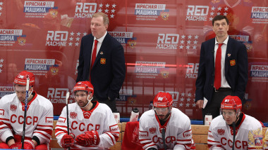 O parte din echipa actuală de hochei a Federației Ruse la conferința de presă.
