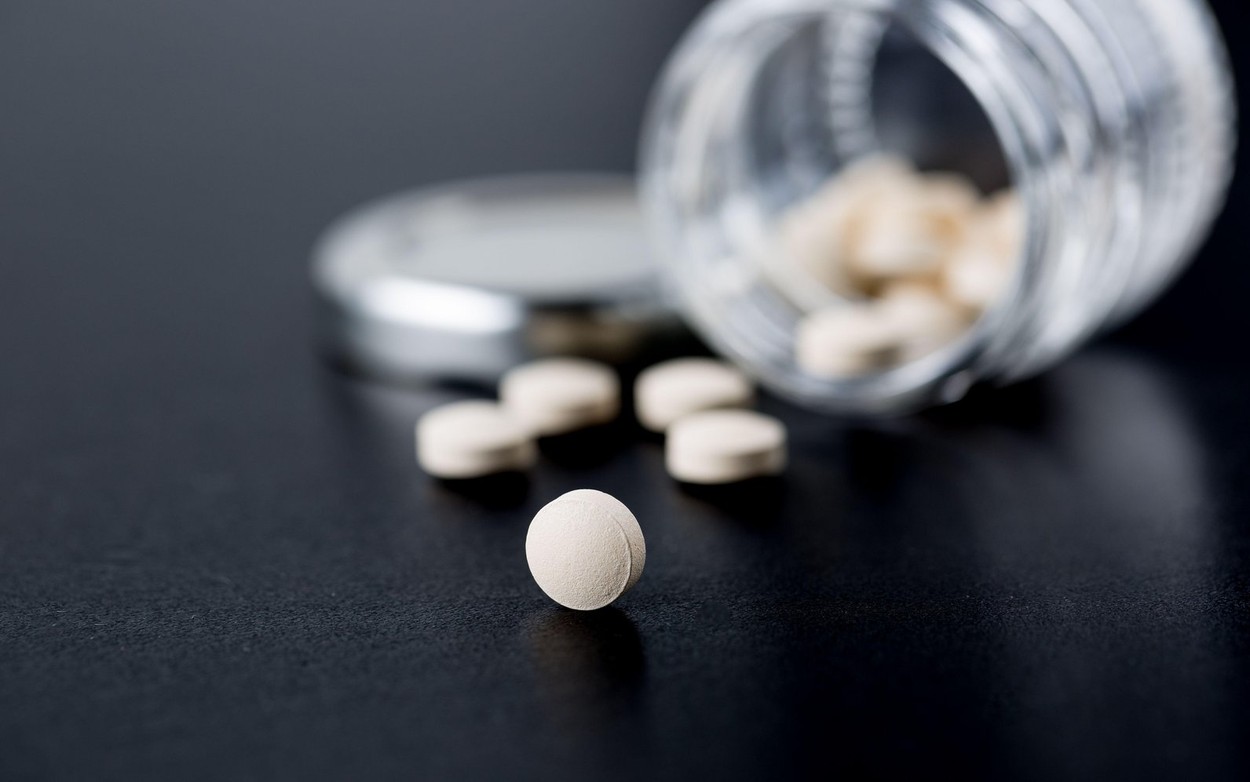 Se caută soluții pentru introducerea unor medicamente anti-COVID în farmacii. Avertismentul lui Rafila: Pot fi toxice