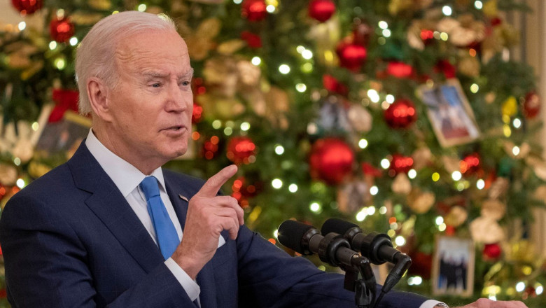 Joe Biden cu bradul de Crăciun în spate