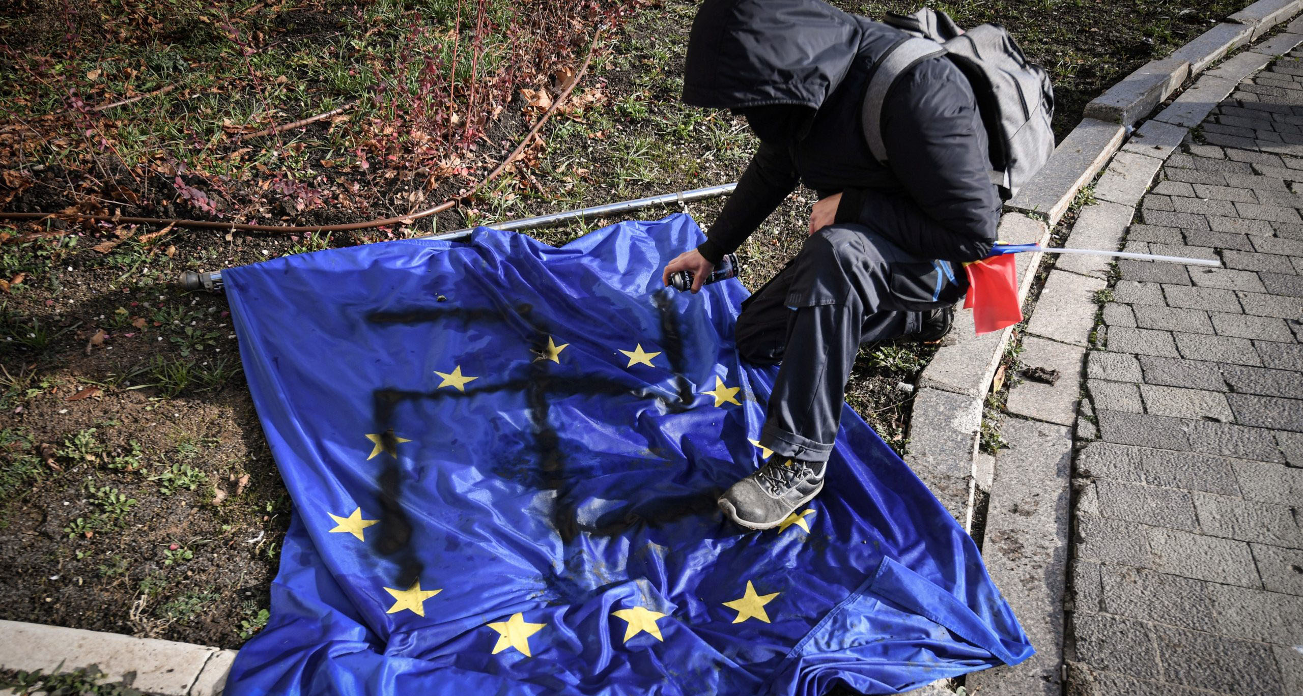 Derapaj: Un protestatar AUR a desenat o svastică pe drapelul Uniunii Europene. Fotografia, preluată de marile agenții