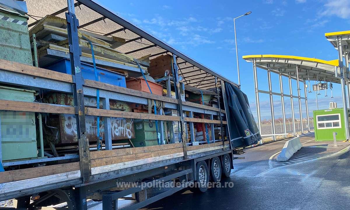 Un TIR cu zece tone de gunoaie din Italia a fost oprit la vama Borș