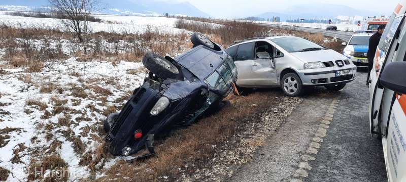 Un bărbat a supraviețuit după ce s-a răsturnat cu mașina, dar a fost accidentat mortal de autoturismul care venea din spate