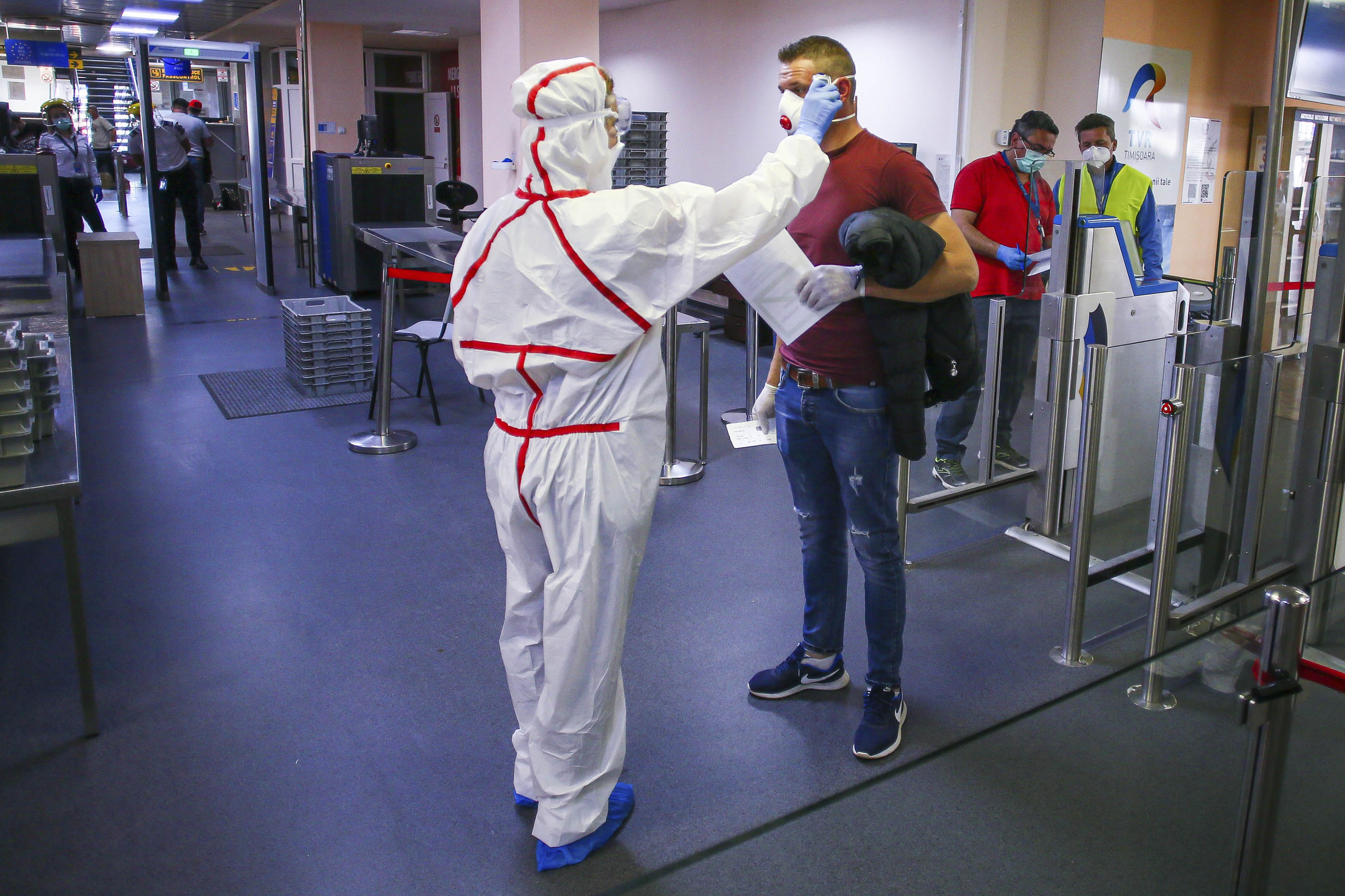 Angajații DSP sunt scuipați și înjurați de românii care vin din străinătate pe aeroportul din Suceava